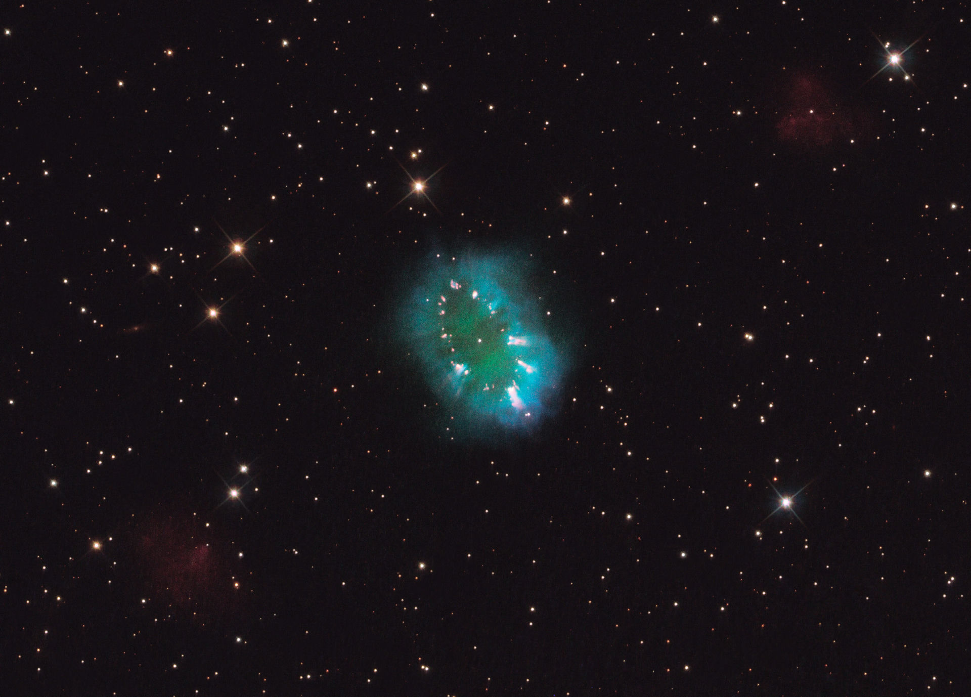 Hubble offers a dazzling necklace