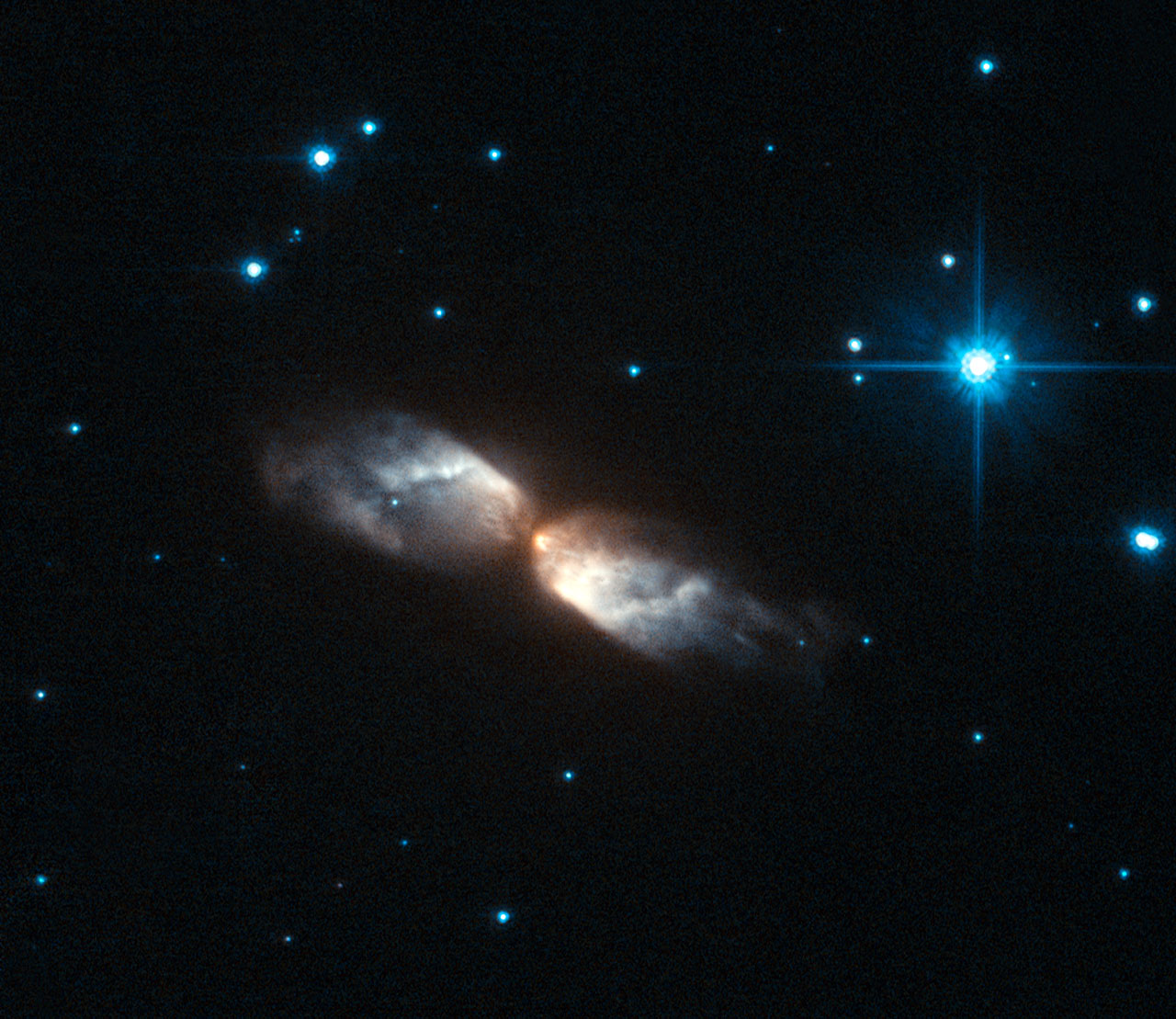 Hubble witnesses the crafting of a celestial masterpiece